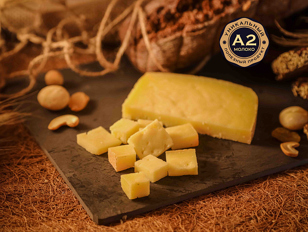 Крафтовый твёрдый сыр в фирменной упаковке